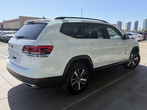 Pure White 2022 Volkswagen Atlas 2.0T SE