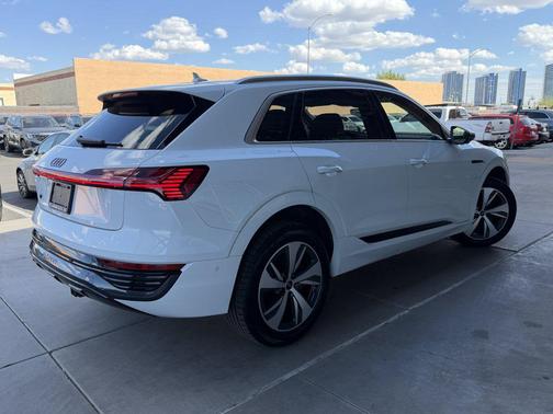 Glacier White Metallic 2024 Audi Q8 e-tron Premium Plus