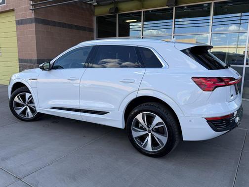 Glacier White Metallic 2024 Audi Q8 e-tron Premium Plus