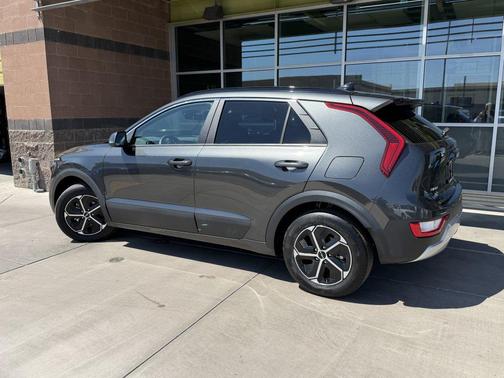 Interstellar Gray 2025 Kia Niro EX