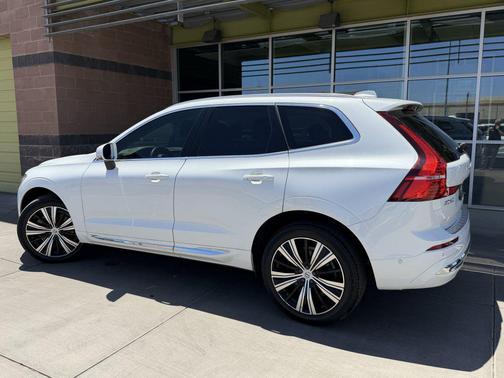 Crystal White Metallic 2022 Volvo XC60 B6 Inscription