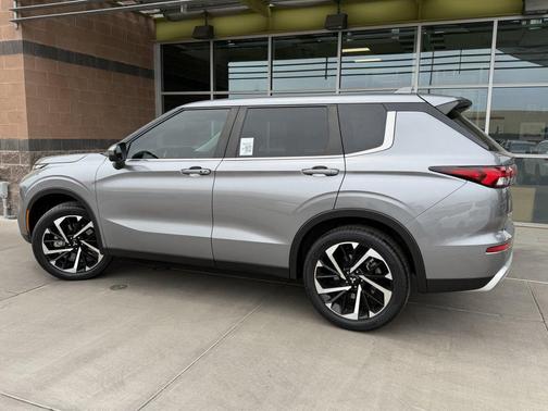 Mercury Gray Metallic 2023 Mitsubishi Outlander SE 2.5 S-AWC