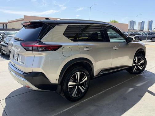 Champagne Silver Metallic/Super Black 2022 Nissan Rogue Platinum