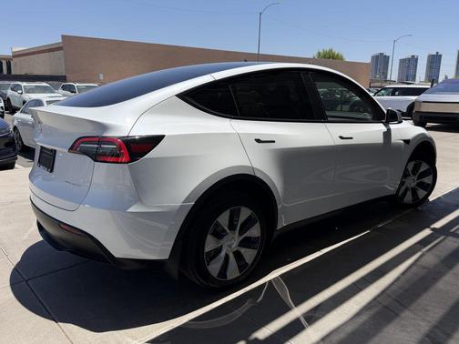 Pearl White Multi-Coat 2023 Tesla Model Y Long Range Dual Motor All-Wheel Drive