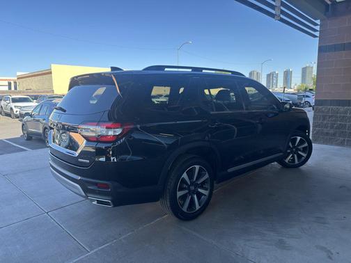 Crystal Black Pearl 2023 Honda Pilot Touring 8-Passenger