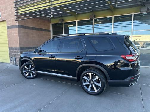 Crystal Black Pearl 2023 Honda Pilot Touring 8-Passenger