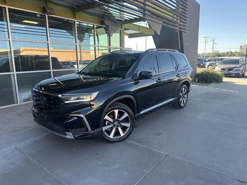 Crystal Black Pearl 2023 Honda Pilot Touring 8-Passenger