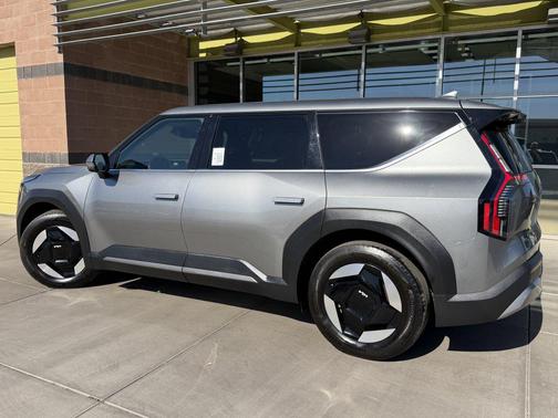Pebble Gray 2024 Kia EV9 Light Long Range