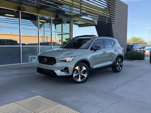 2025 Volvo XC40 B5 Plus Dark Theme