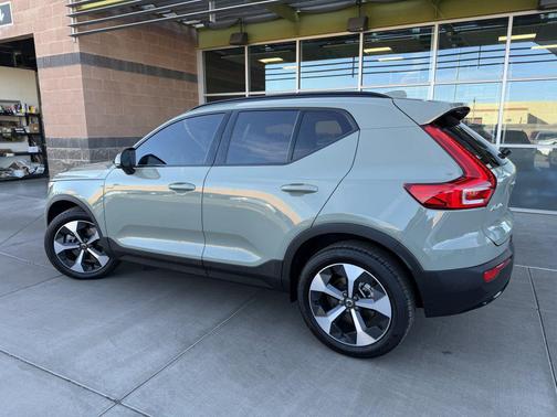 2025 Volvo XC40 B5 Plus Dark Theme