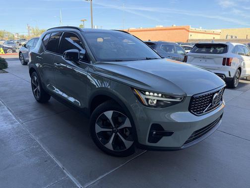 2025 Volvo XC40 B5 Plus Dark Theme