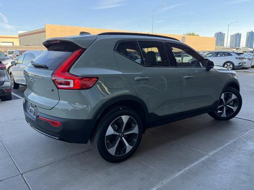 2025 Volvo XC40 B5 Plus Dark Theme