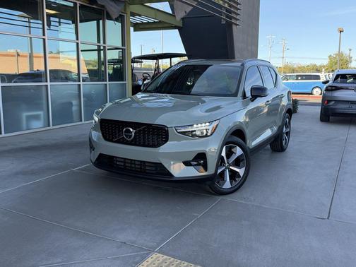 2025 Volvo XC40 B5 Plus Dark Theme