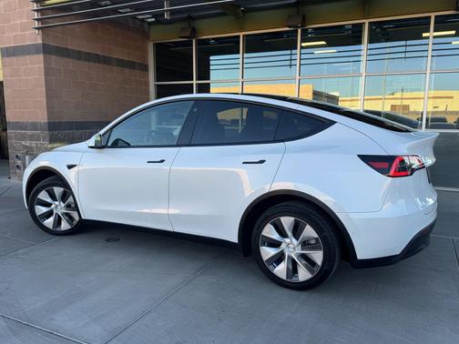 2022 Tesla Model Y Long Range Dual Motor All-Wheel Drive