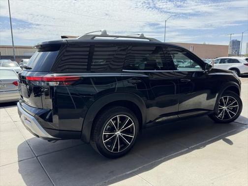 2023 Nissan Pathfinder Platinum FWD