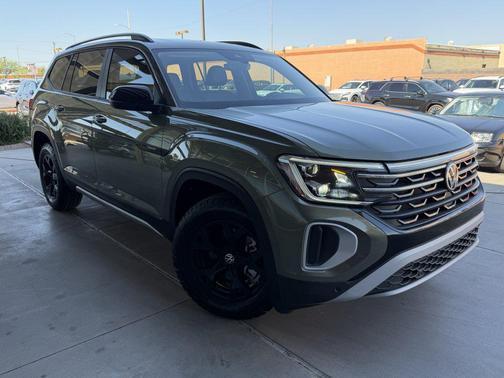 Avocado Green Pearl 2024 Volkswagen Atlas 2.0T SEL