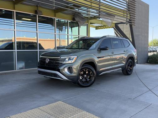 Avocado Green Pearl 2024 Volkswagen Atlas 2.0T SEL