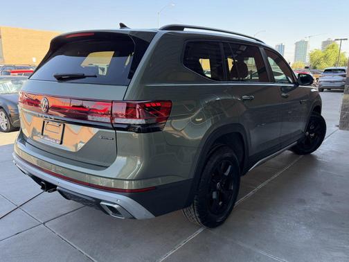 Avocado Green Pearl 2024 Volkswagen Atlas 2.0T SEL