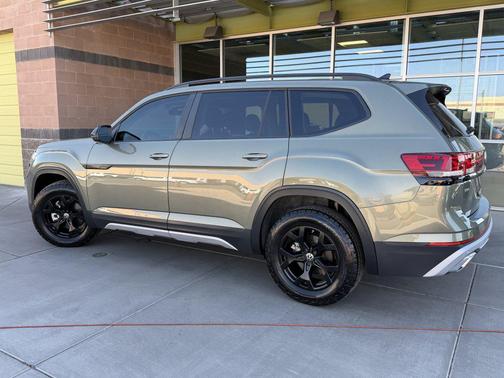 Avocado Green Pearl 2024 Volkswagen Atlas 2.0T SEL
