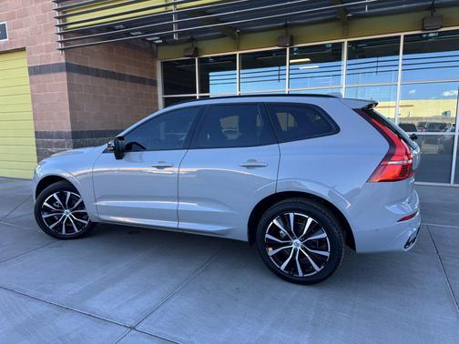 2024 Volvo XC60 B5 Plus Dark Theme