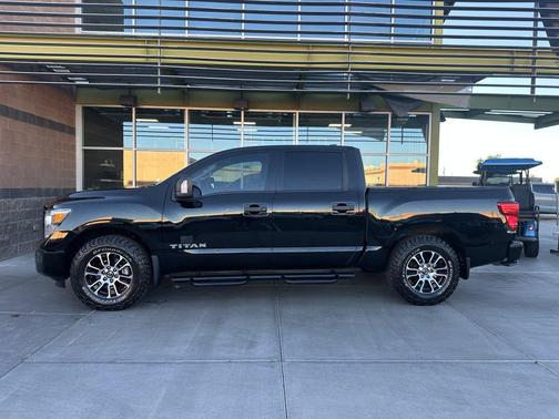 2022 Nissan Titan SV