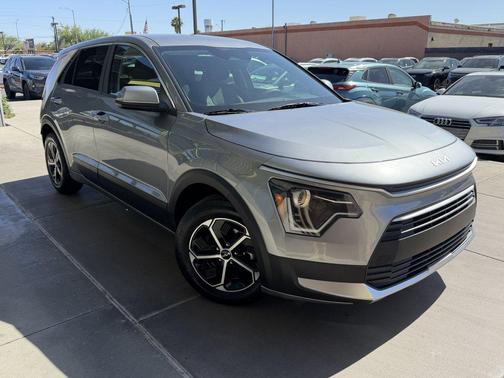 silver 2024 Kia Niro LX