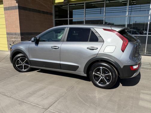 silver 2024 Kia Niro LX