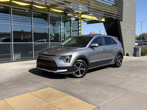 silver 2024 Kia Niro LX
