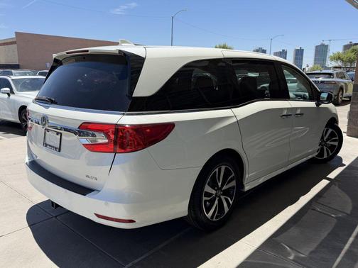 White Diamond Pearl 2019 Honda Odyssey Elite