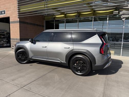 Pebble Gray 2024 Kia EV9 Wind
