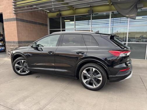 2022 Audi e-tron Premium Plus