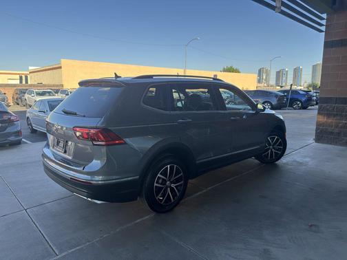 Platinum Gray Metallic 2021 Volkswagen Tiguan 2.0T SE