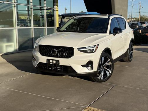 2024 Volvo XC40 B5 Plus Dark Theme