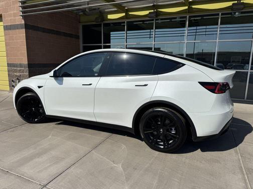 2022 Tesla Model Y Long Range Dual Motor All-Wheel Drive