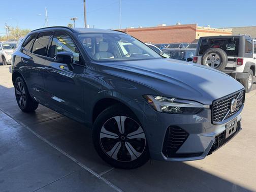 2024 Volvo XC60 Recharge Plug-In Hybrid T8 Plus Dark Theme