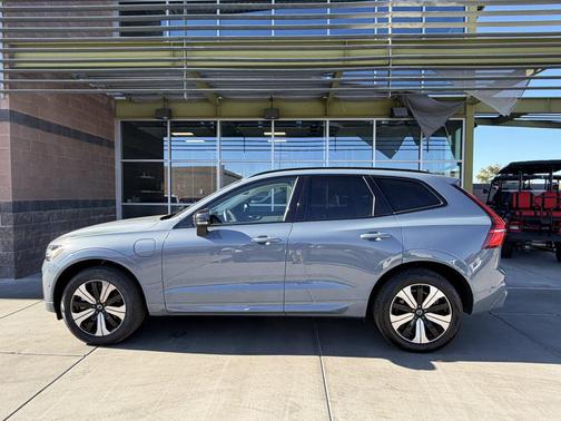 2024 Volvo XC60 Recharge Plug-In Hybrid T8 Plus Dark Theme