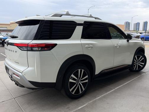 2023 Nissan Pathfinder Platinum FWD