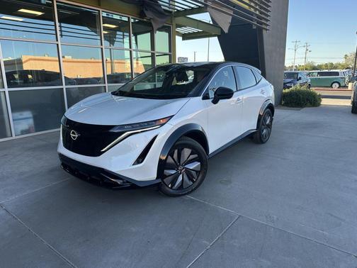 Everest White Pearl Tricoat/Black Diamond Pea 2024 Nissan ARIYA EVOLVE+