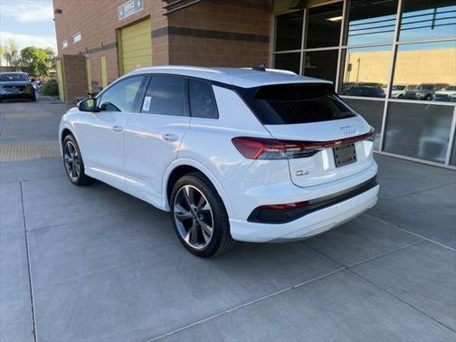2022 Audi e-tron Premium Plus