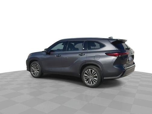 Magnetic Gray Metallic 2021 Toyota Highlander Platinum