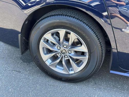 Black 2024 Toyota Sienna LE