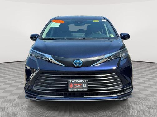 Black 2024 Toyota Sienna LE