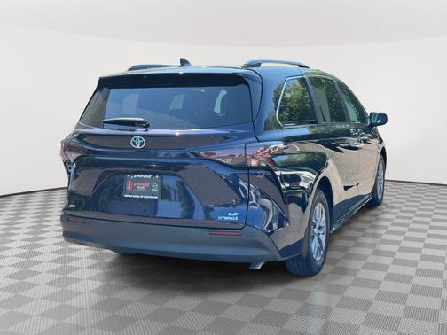 Black 2024 Toyota Sienna LE