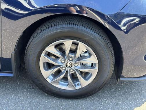 Black 2024 Toyota Sienna LE
