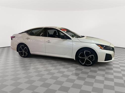 Glacier White 2024 Nissan Altima 2.5 SR
