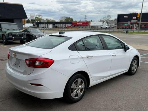 Summit White 2017 Chevrolet Cruze LS