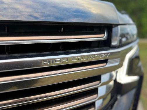 Black 2022 Chevrolet Suburban 4WD High Country
