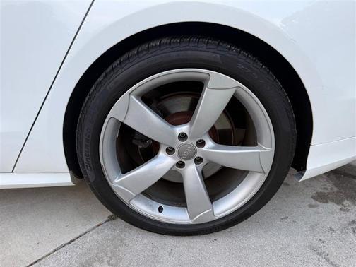 White 2014 Audi S8 4.0T