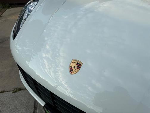 Carrara White Metallic 2017 Porsche Macan Macan