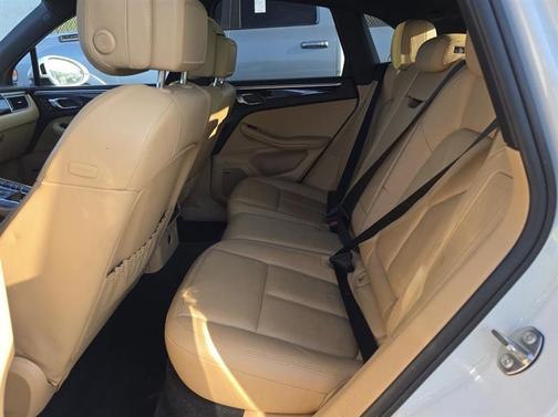 Carrara White Metallic 2017 Porsche Macan Macan